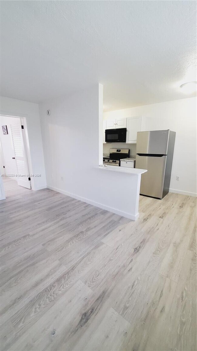 Building Photo - 4450 SW 67th Ave