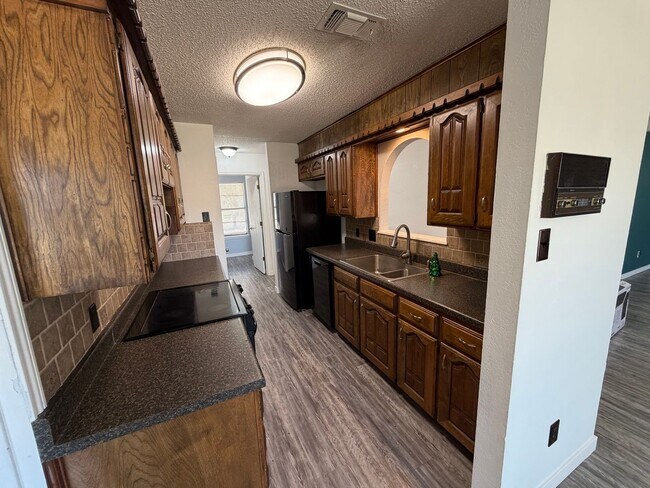 Building Photo - 3 BED/2 BATH/2 CAR GARAGE: AVAILABLE NOW!!