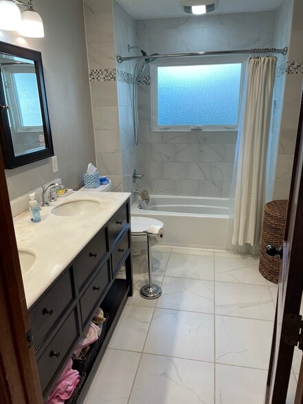 Upstairs bathroom - 315 Lakeshore Dr