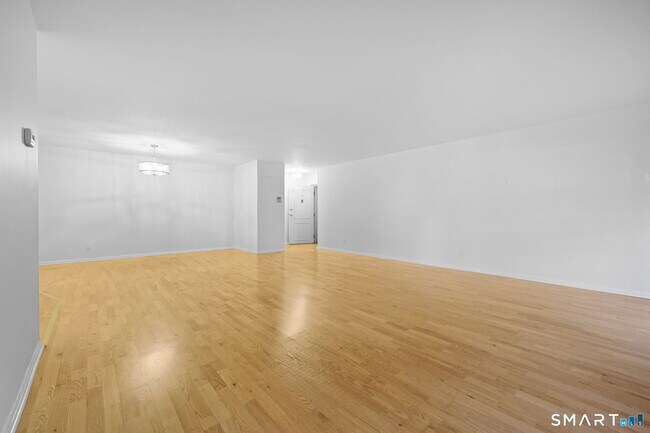 Building Photo - 140 Field Point Rd