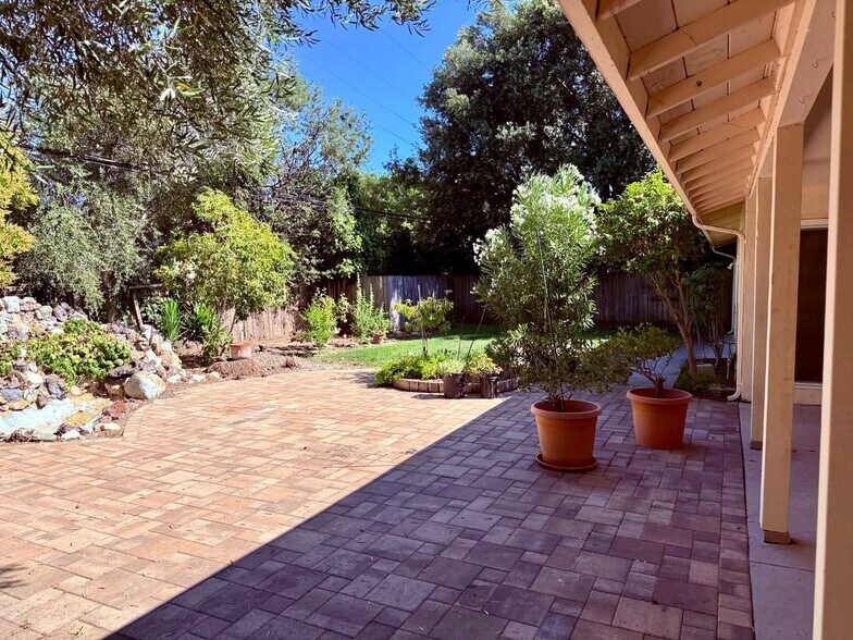 Building Photo - 1389 Chelsea Dr