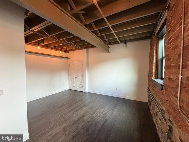 Building Photo - 820 W Market St