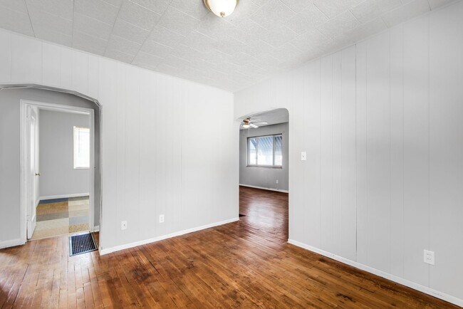 Building Photo - 364 S Chase Ave