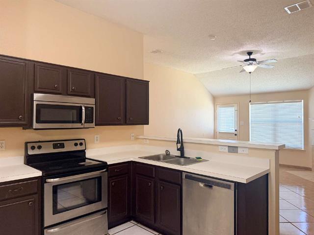 Building Photo - 1009 McKavett Dr