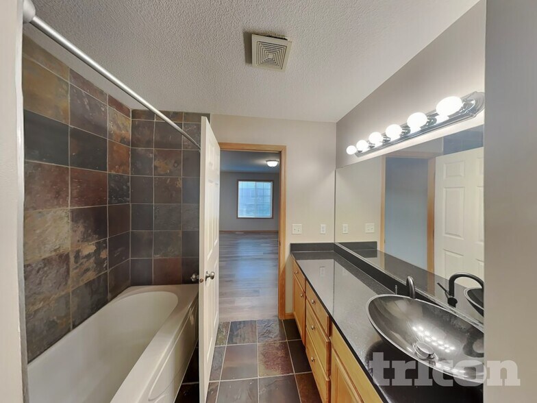Building Photo - 7010 S Park Dr