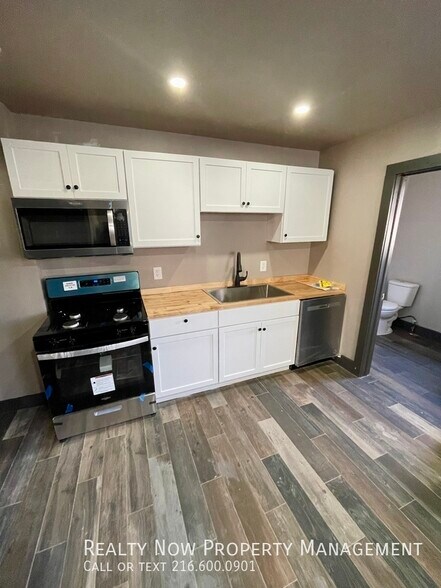 Building Photo - 2043 W 101st St