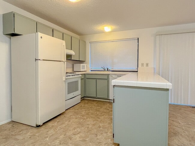 Building Photo - Charming 3bd/2bth Rambler in Tam o'Shanter in Redmond $3,795/mo