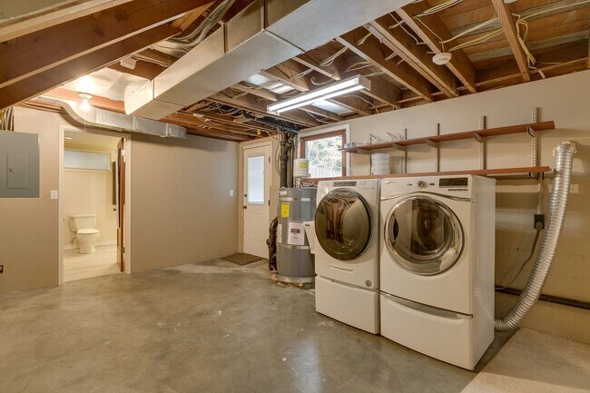 Building Photo - Seattle Home with HUGE yard in a Great Nei...