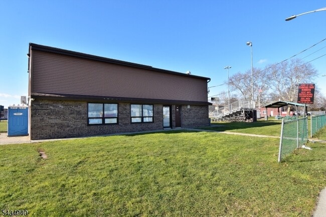 Building Photo - 10 Garden Dr