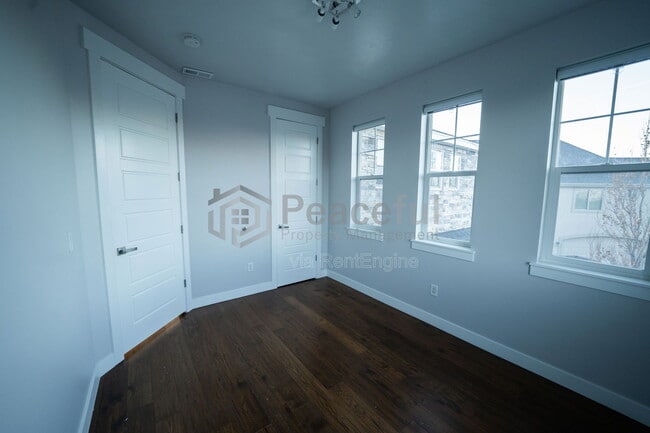 Building Photo - 1867 S Prairie Pond Rd