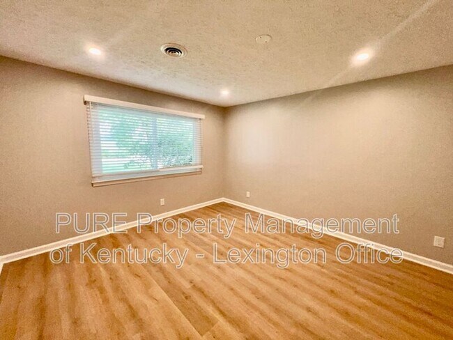 Building Photo - 3520 Combs Ferry Rd