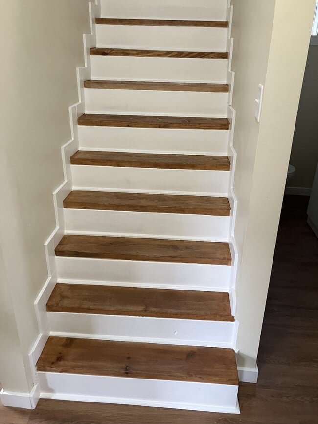 Building Photo - 1030 E 6th Ave