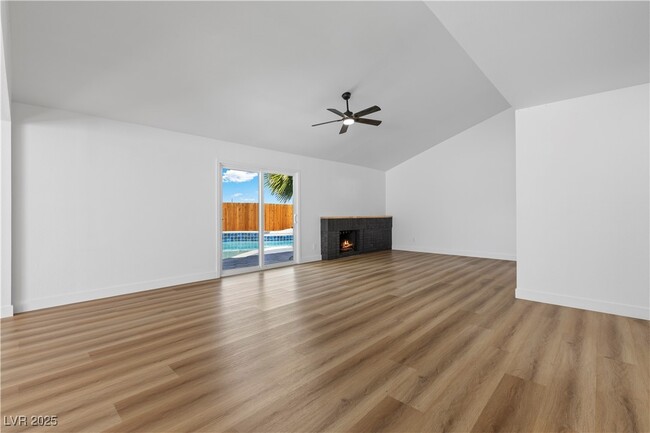 Building Photo - 4092 Ridgewood Ave