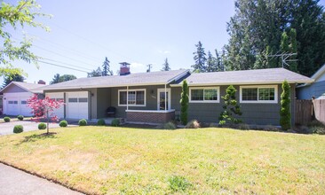 Building Photo - SE Portland 3 Bedroom Home with Amazing Ou...