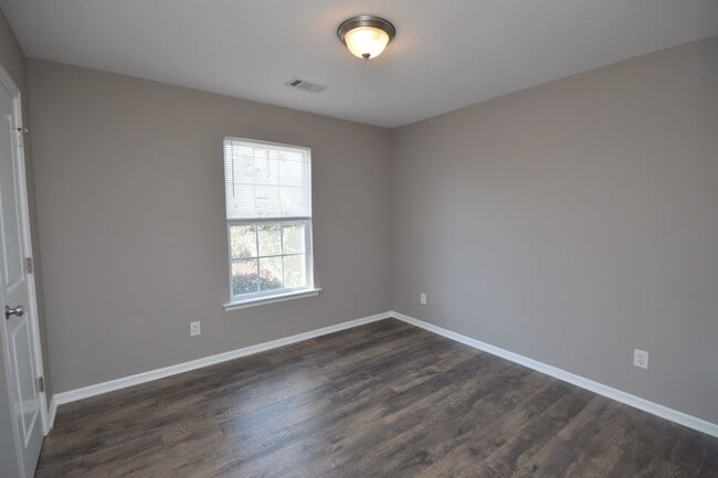 Building Photo - *AVAILABLE NOW* End Unit Town-home with Su...