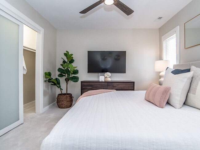 Building Photo - **OFFERING 1/2 OFF FIRST MONTH'S RENT FOR 9+ MONTH LEASE, REFUNDABLE APPLICATION FEES & $100 MOVE...