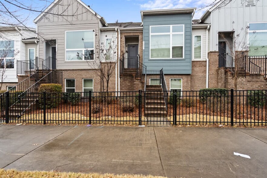 Building Photo - 2037 Statesville Ave