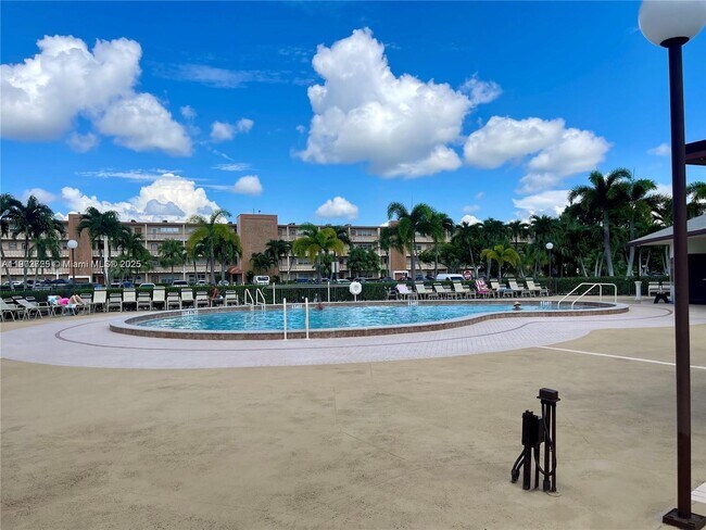 Building Photo - 2042 Newcastle A