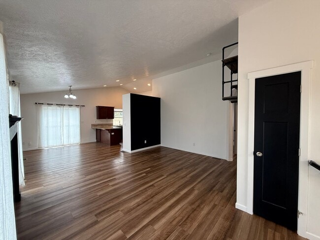 Building Photo - New Listing! Beautiful 4 Bed / 3 Bath Home...