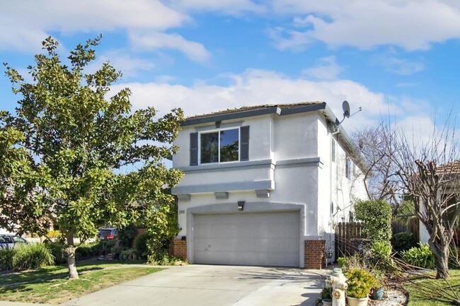 Building Photo - Spacious Solar-Powered 4-Bedroom, 3-Bath Home with Vaulted Ceilings & Tons of Storage! SEE VIDEO