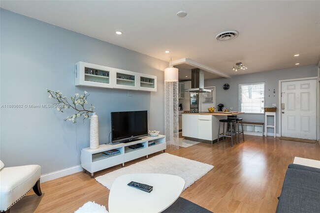 Building Photo - 2801 NE 33rd Ct