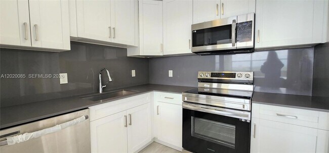Building Photo - 1200 NE Miami Gardens Dr