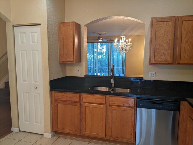 Building Photo - 2226 Oakmont Dr