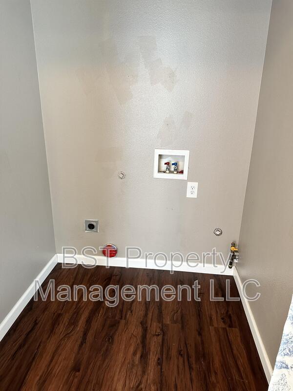 Building Photo - 227 Pioneer Dr