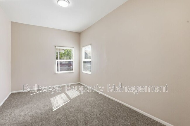 Building Photo - 925 E Garfield St