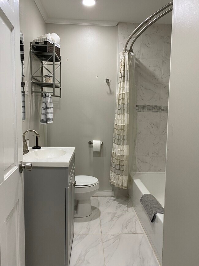 Building Photo - 6425 Sedgefield Dr