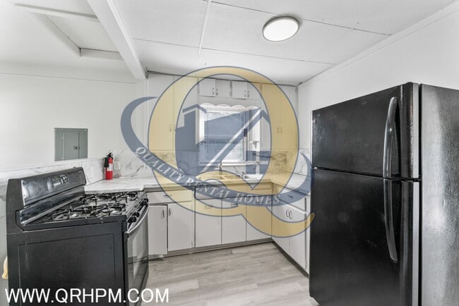 Building Photo - Available Now! - Lawn Maintenance Included