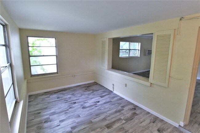 Building Photo - 1935 Edgewater Dr