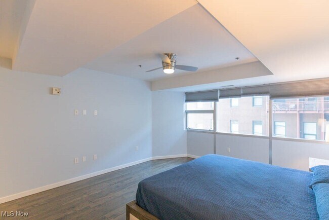 Building Photo - 701 W Lakeside Ave