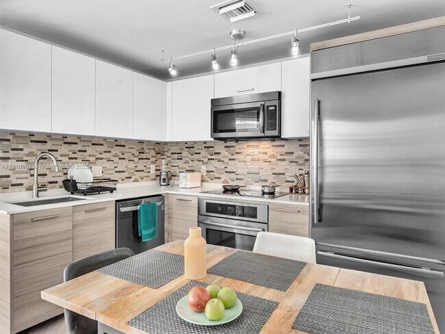 Building Photo - 1300 Brickell Bay Dr
