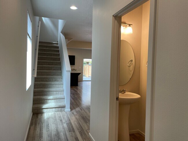 Building Photo - Spacious Vancouver Home in Cul-De-Sac With A Loft & Premium Deck!