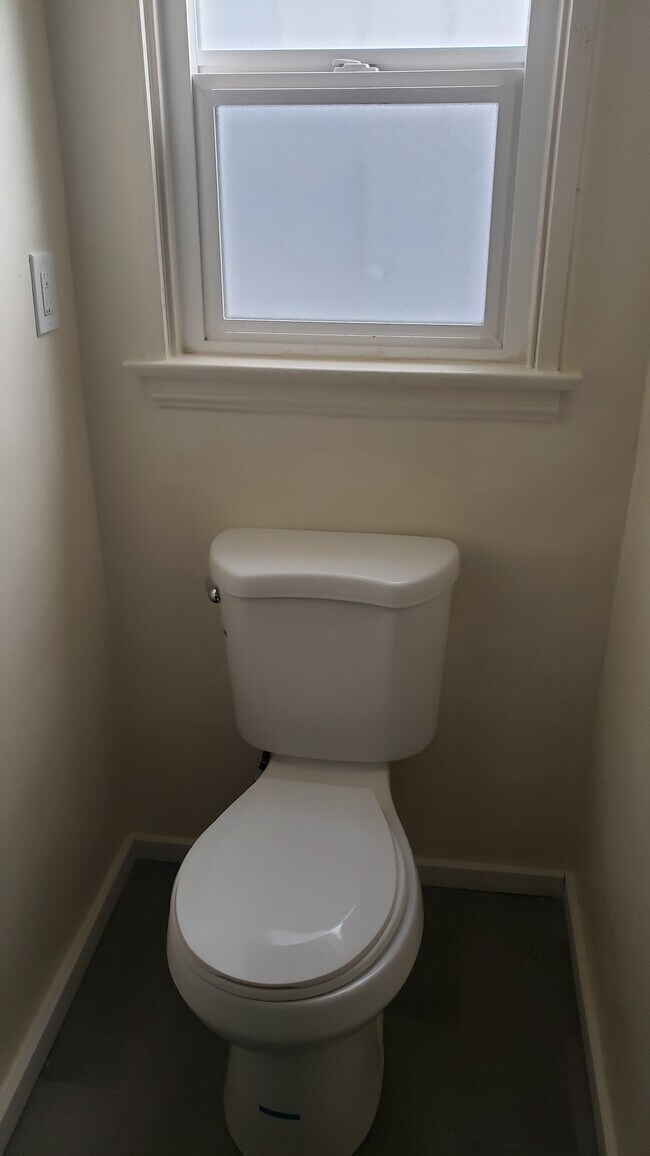 bathroom #1 toilet - 11043 Ophir Dr