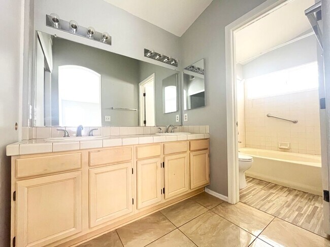 Building Photo - 3-Bedroom, 2-Bath House - Las Vegas, NV