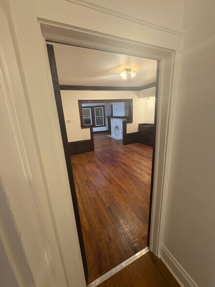 Building Photo - 3568 E 153rd St