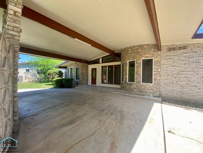 Building Photo - Gorgeous gem! 4 bed/2 bath single-story ho...