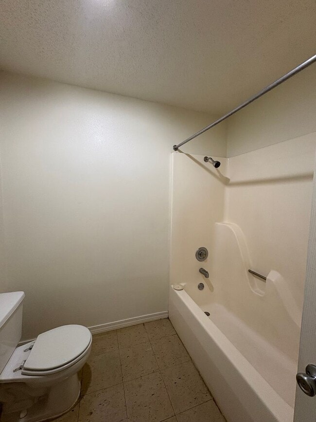 Building Photo - Waveland Duplex