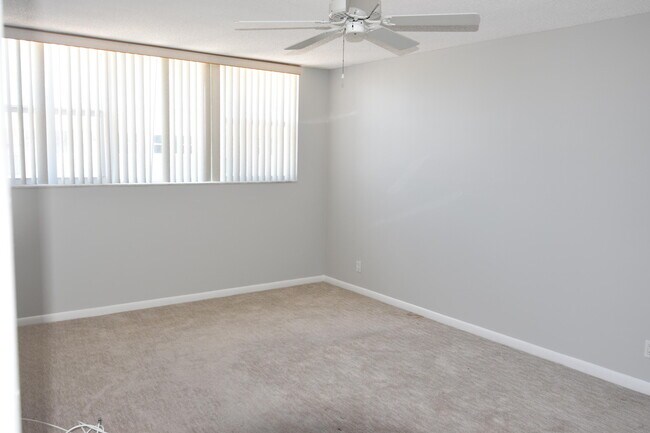 Building Photo - 1236 Hillsboro Mile