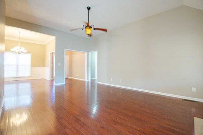 Building Photo - Pet Friendly Three Bedroom with Bonus in S...