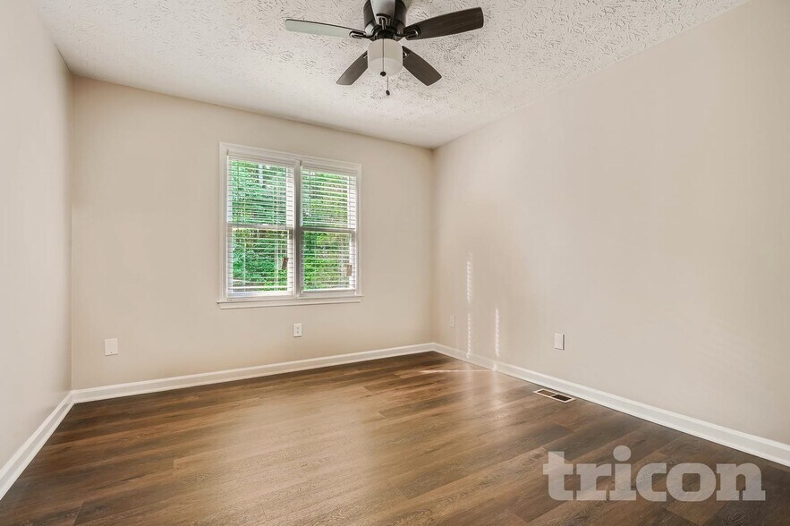 Building Photo - 985 Brookmont Dr S W