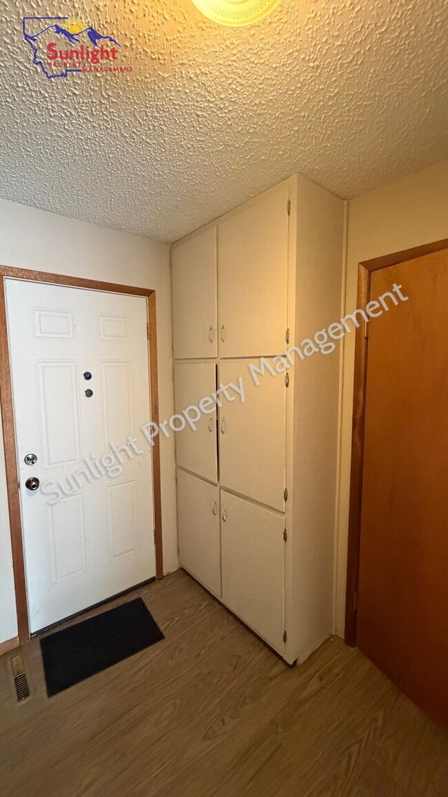 Building Photo - Spacious 2 Bedroom, 1 Bath Duplex with Garage and Laundry Room