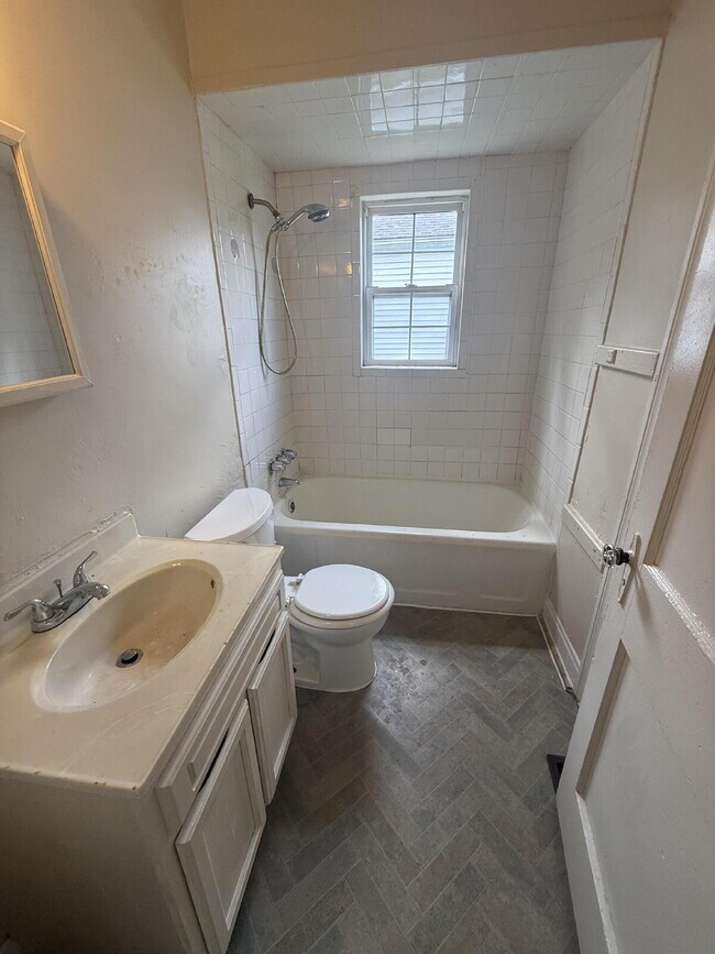 Building Photo - 2 bedroom, 1 bathroom house on W Kentucky Street