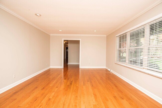 Building Photo - Halls 37938 - 4 bedroom, bath home with 4 garage spaces - Call Susan Niedergeses 865-300-4722