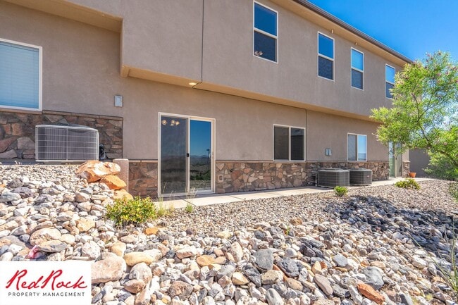 Building Photo - Lovely townhome with Community Pool!