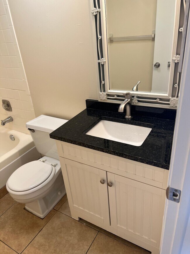 Building Photo - 837 Hickory St