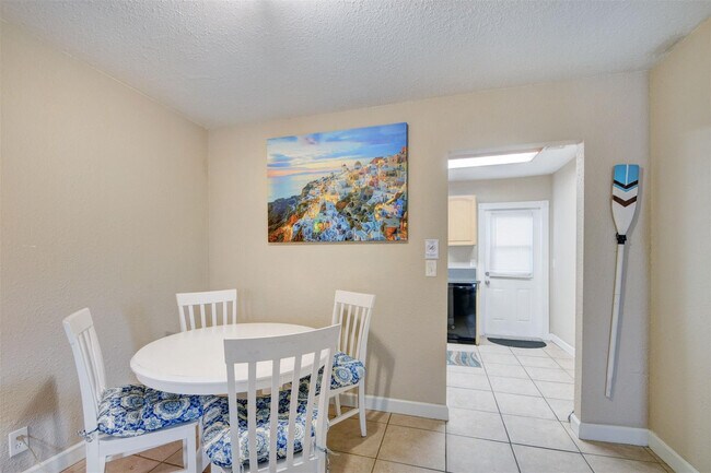 Building Photo - 101 SW 10th Ave