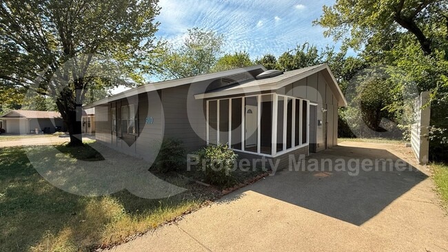 Building Photo - 910 S Mills Dr
